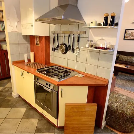 Victus Apartamenty, Adams