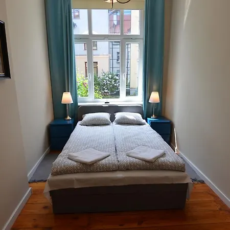 Victus Apartamenty, Adams