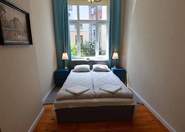 Victus Apartamenty, Adams