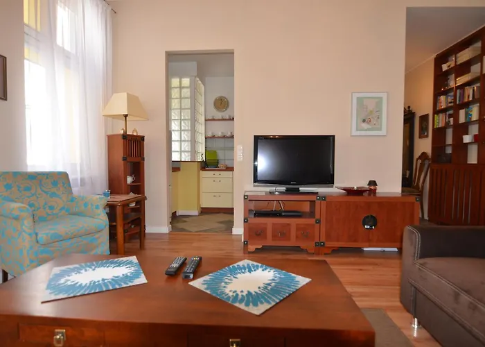 Victus Apartamenty, Adams